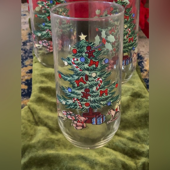 👀 HUGE SALE! VINTAGE CHRISTMAS TREE/TOYS/PRESENTS (4) BEVERAGE GLASSES - Picture 2 of 5
